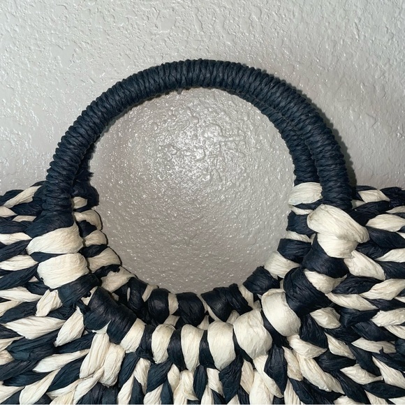 Like New 🖤 - Picture 4 of 4